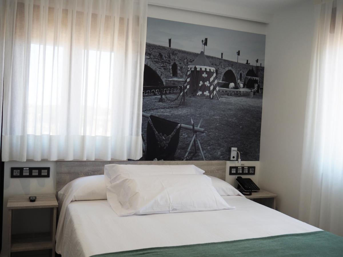 Hostal Don Suero De Quinones Hospital de Órbigo エクステリア 写真