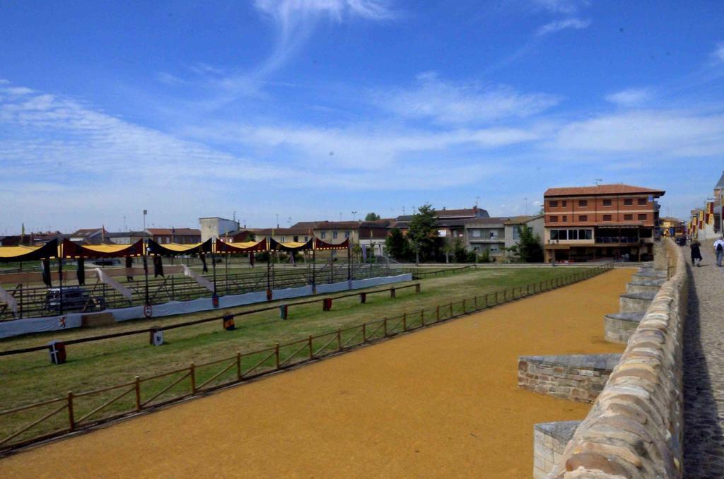 Hostal Don Suero De Quinones Hospital de Órbigo エクステリア 写真